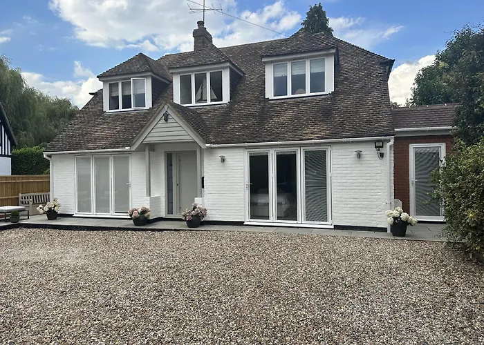 Beautiful 1-Bed Studio In Bourne End