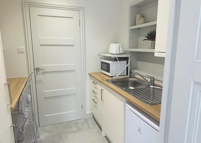 Beautiful 1-Bed Studio In Bourne End
